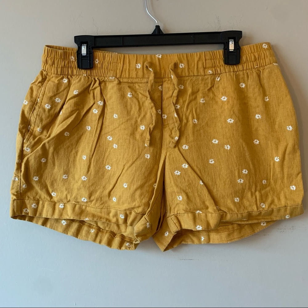 NWOT flower patterned yellow Old Navy linen shorts size L. With large pockets!!
